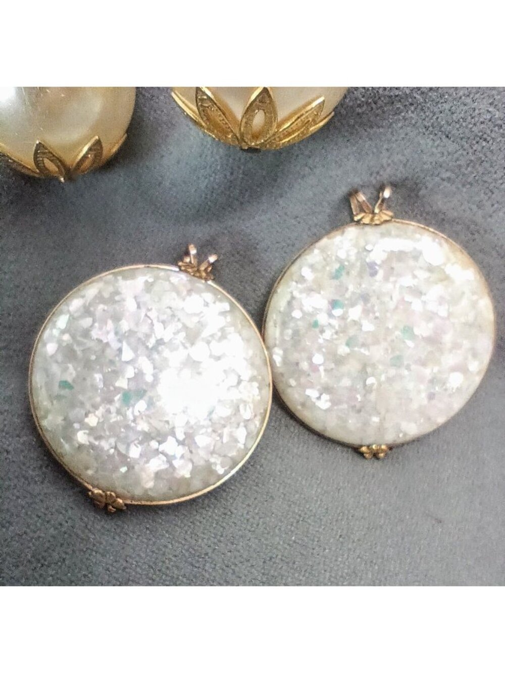 Vintage Hillcraft Confetti Lucite Slip-Ons & Post Gold-Tone Pearl Drop Earrings - Picture 4 of 8
